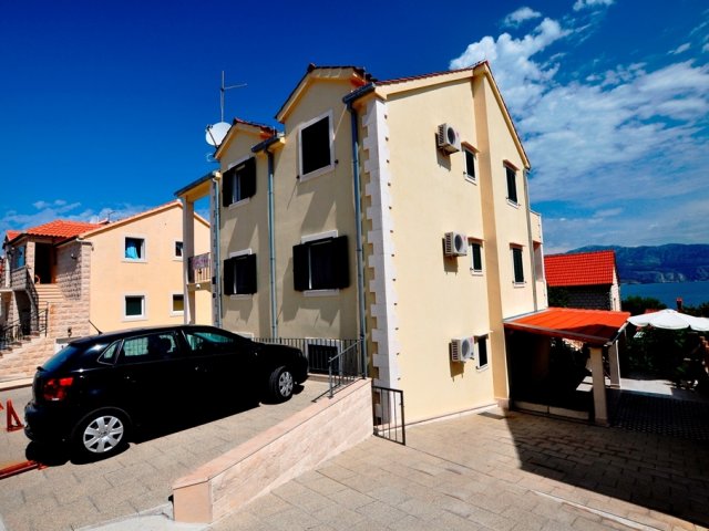 Apartments Karlena - Postira AP2 (4+2)