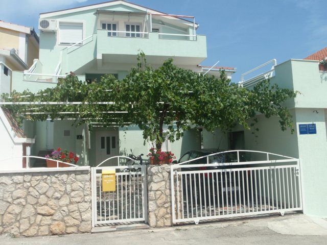 Ferienwohnungen Otok - Trogir, Ciovo, Okrug Gornji AP1 (2 + 1)